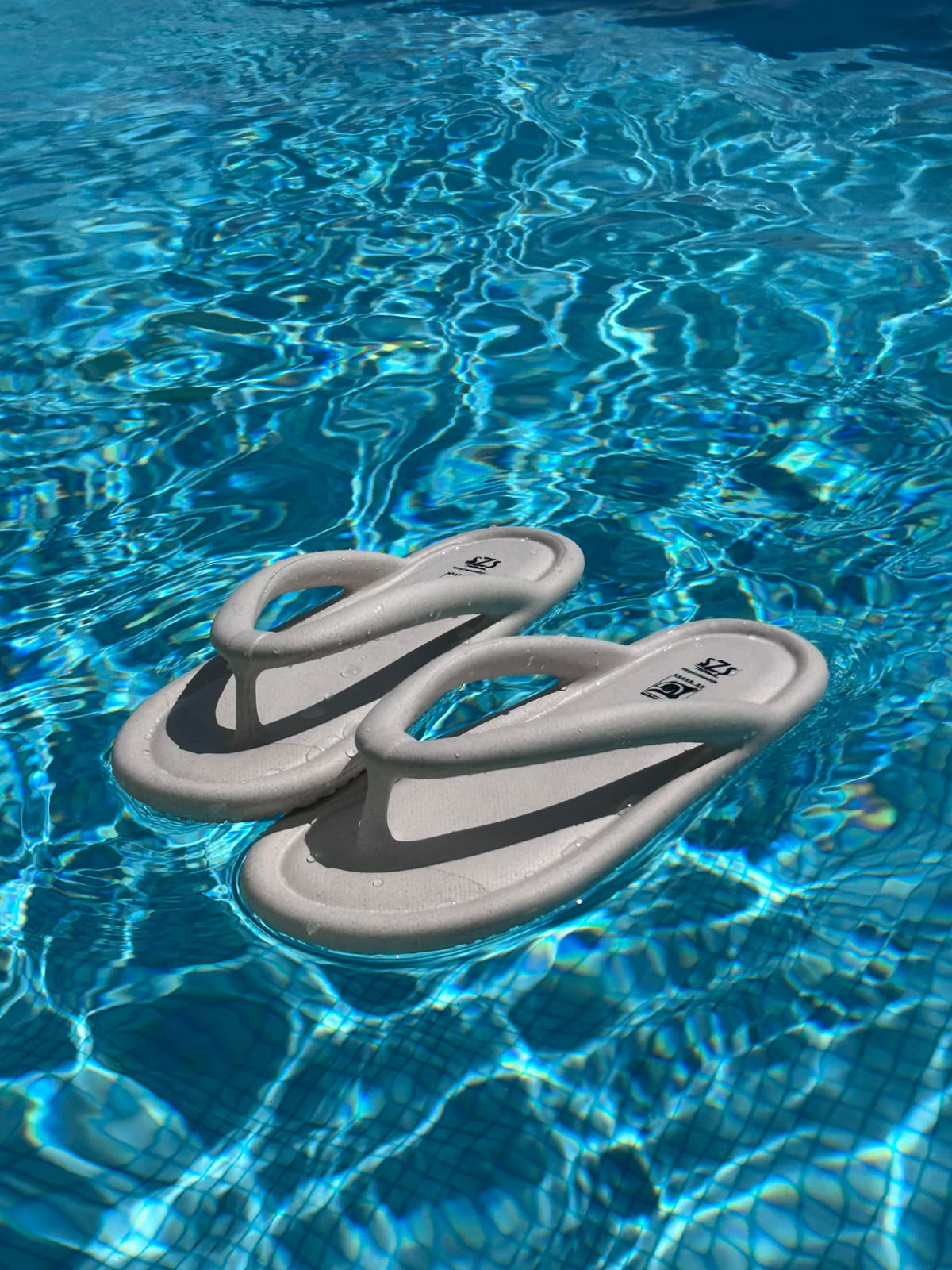 Modelo W150 SargazoSandals elaborado con material que incorpora sargazo